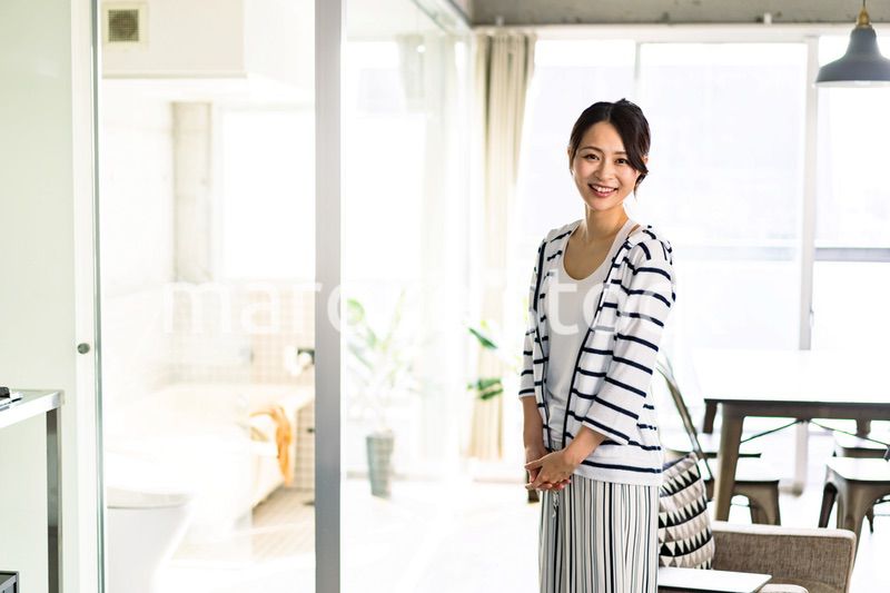 一人暮らしをする若い女性