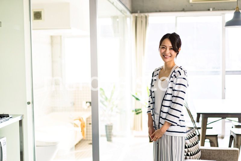 一人暮らしをする若い女性