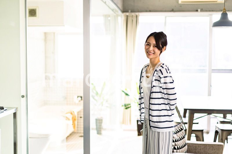一人暮らしをする若い女性
