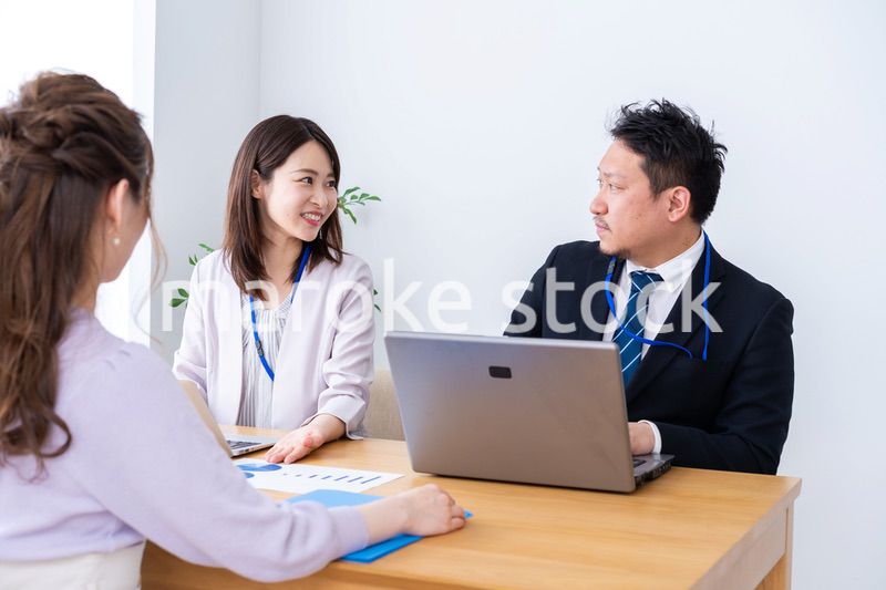 クライアントとのミーティングをするビジネスパーソン