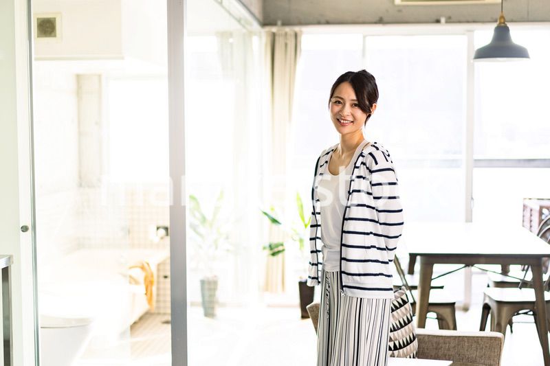 一人暮らしをする若い女性