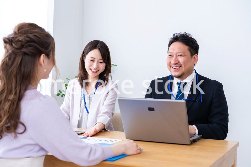 クライアントとのミーティングをするビジネスパーソン