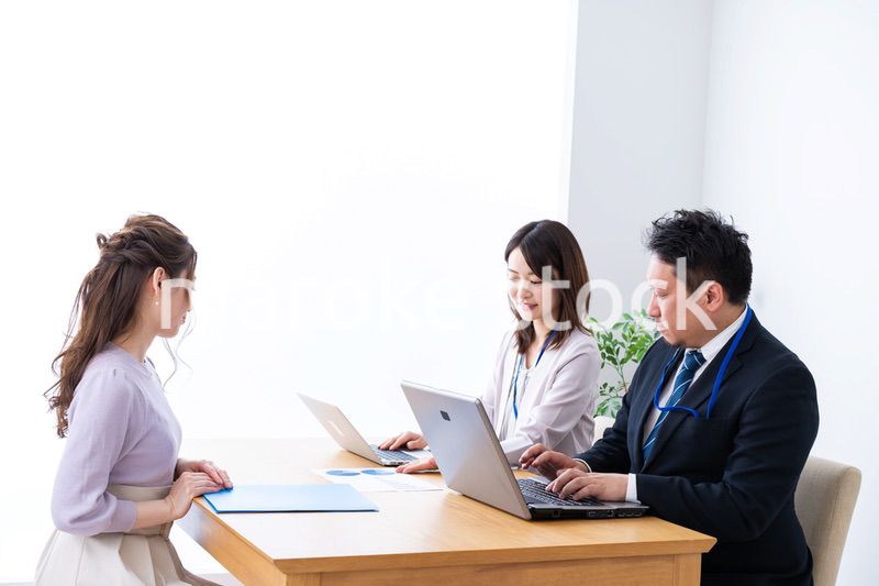 クライアントとのミーティングをするビジネスパーソン