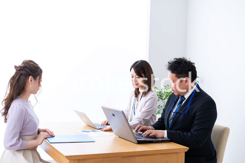 クライアントとのミーティングをするビジネスパーソン