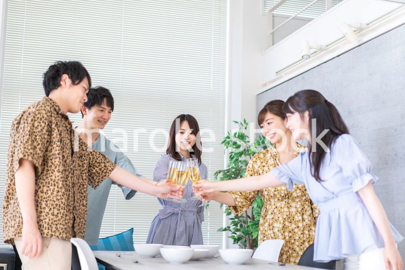 パーティーで乾杯をする若い男女