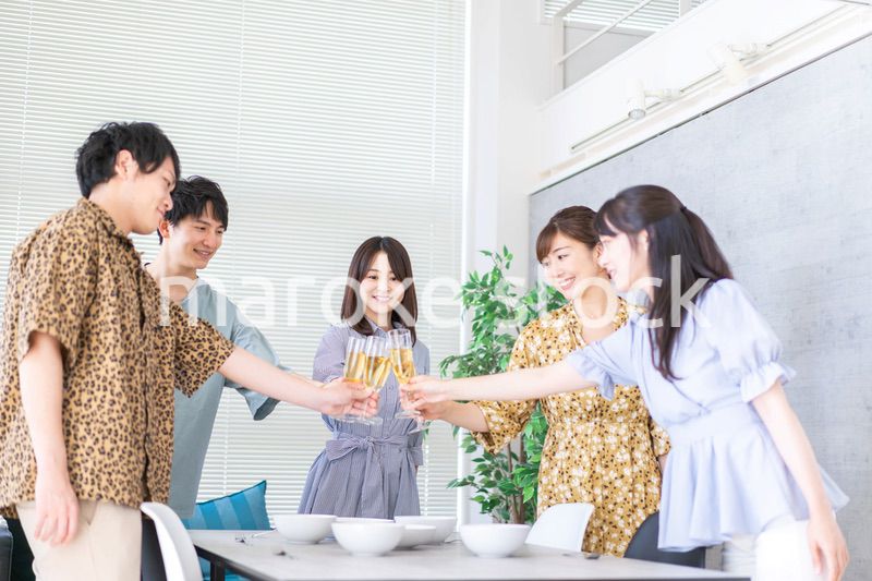 パーティーで乾杯をする若い男女