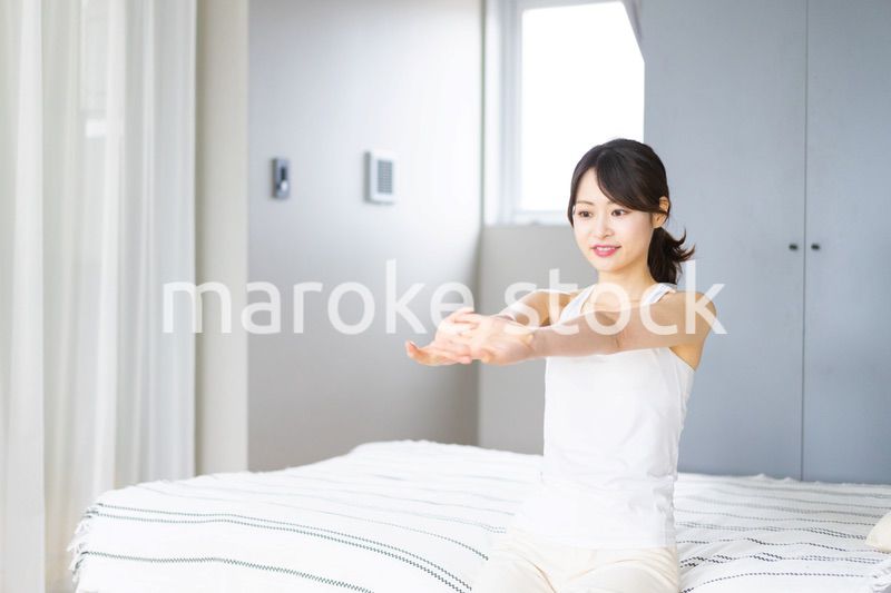 清々しく目覚める若い女性