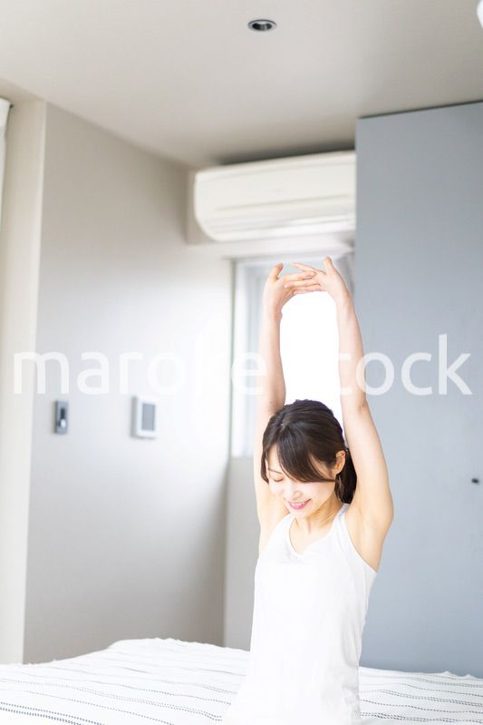 清々しく目覚める若い女性