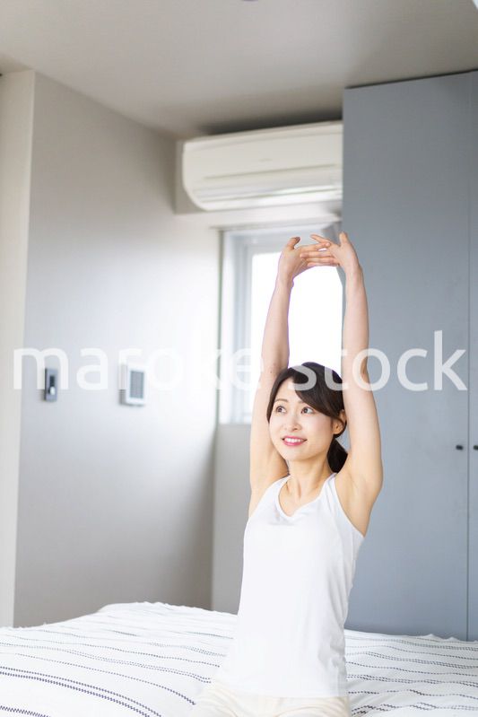 清々しく目覚める若い女性