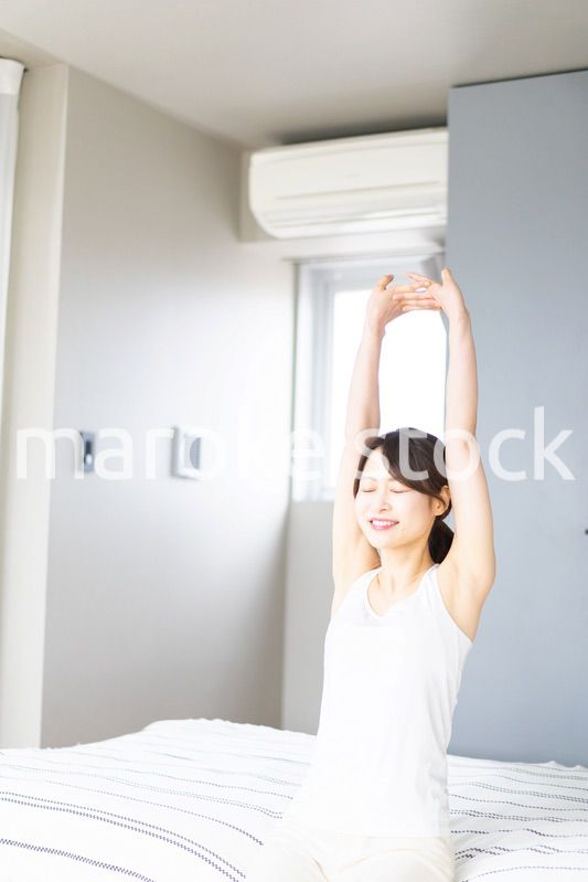 清々しく目覚める若い女性