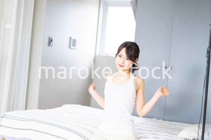 清々しく目覚める若い女性