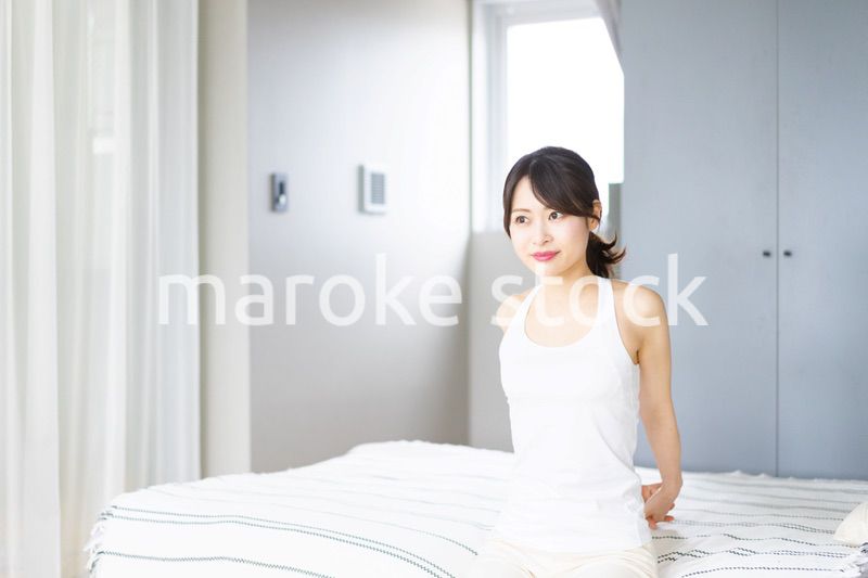 清々しく目覚める若い女性