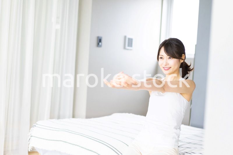 清々しく目覚める若い女性