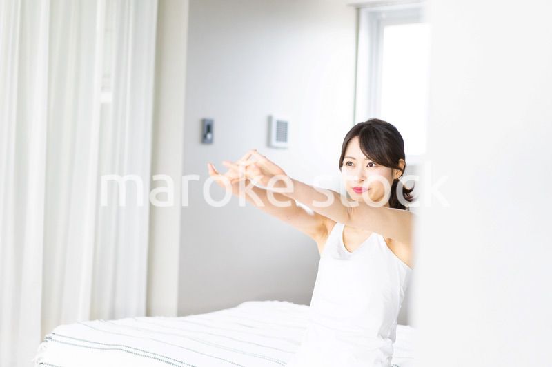 清々しく目覚める若い女性