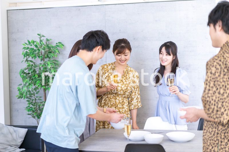 みんなで食事をする若い男女