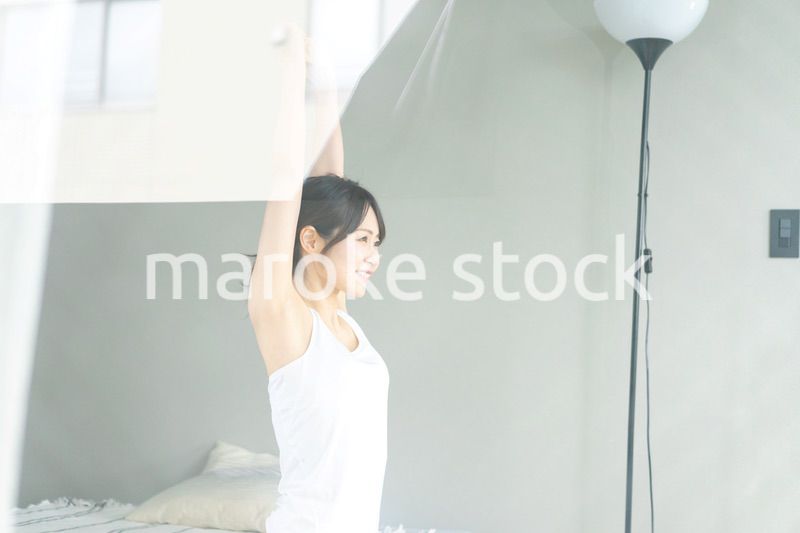 清々しく目覚める若い女性