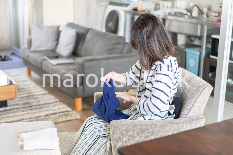 家事をこなす若い女性