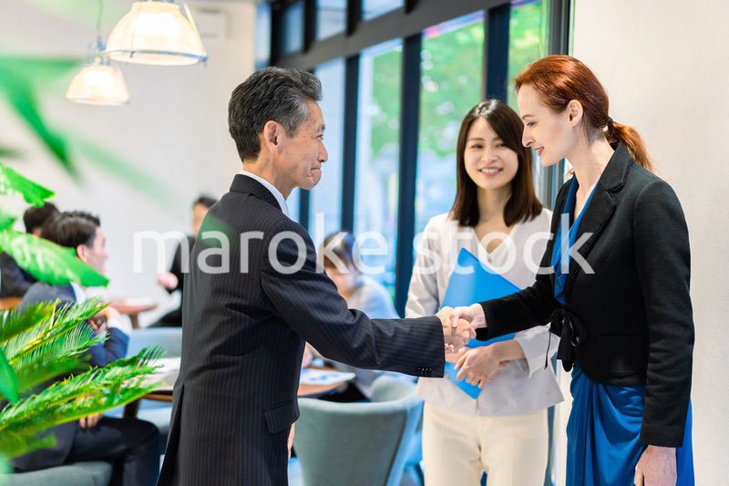 オフィスで働くビジネスパーソン