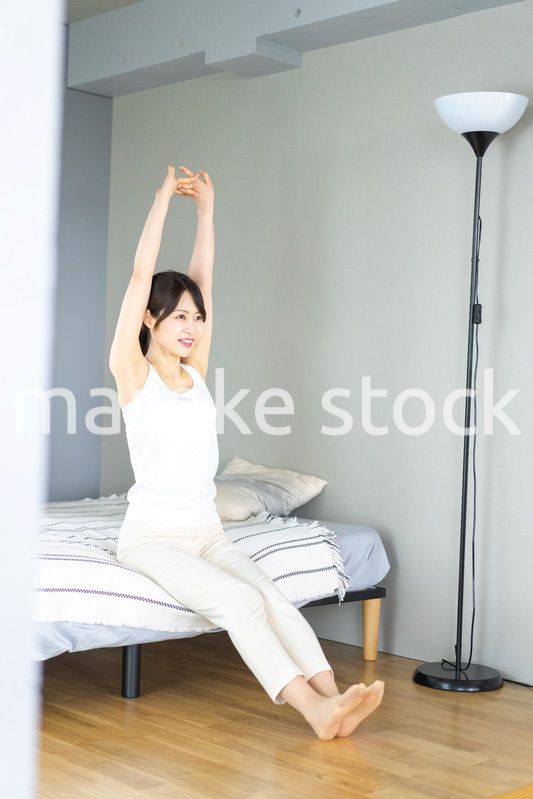 清々しく目覚める若い女性