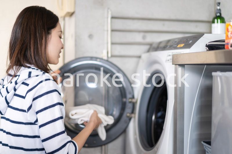 ドラム式洗濯機を使う女性