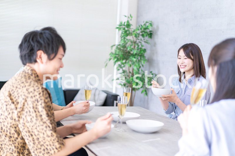 みんなで食事をする若い男女