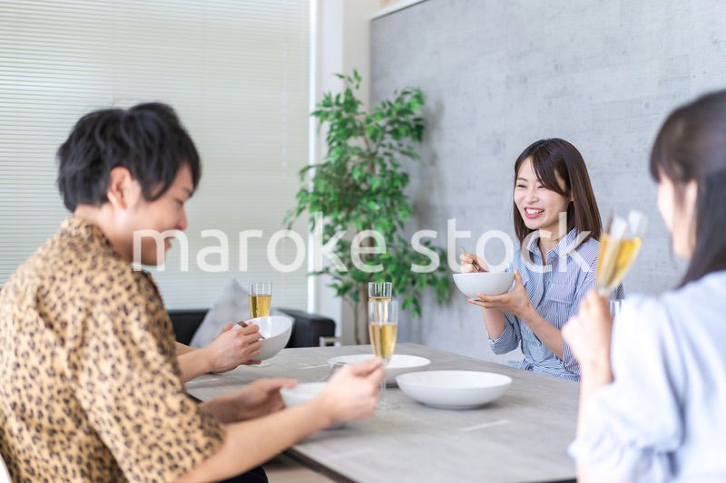 乾杯をする若い男女