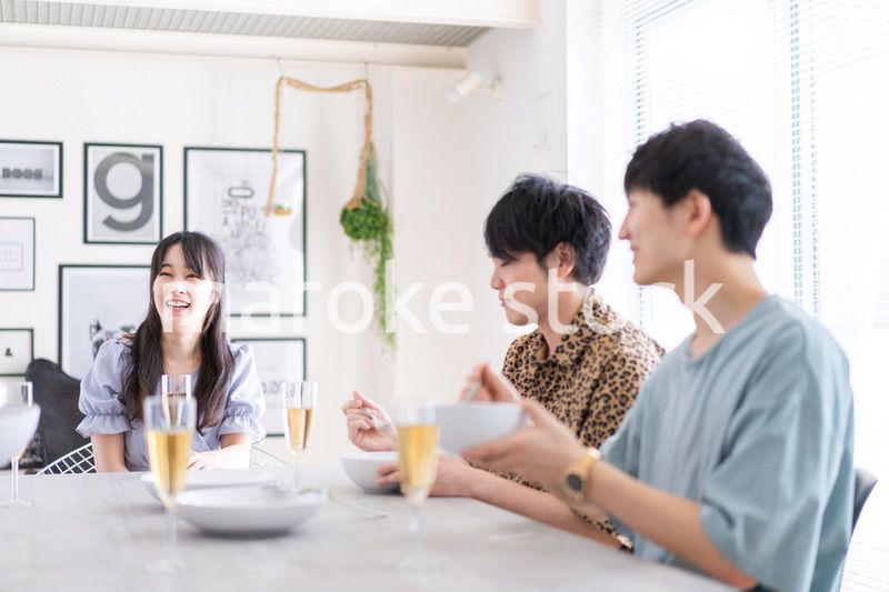 みんなで食事をする若い男女