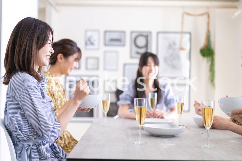 みんなで食事をする若い男女