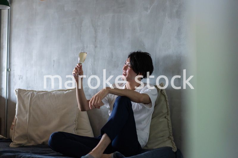 一人で宅飲みをする若い男性