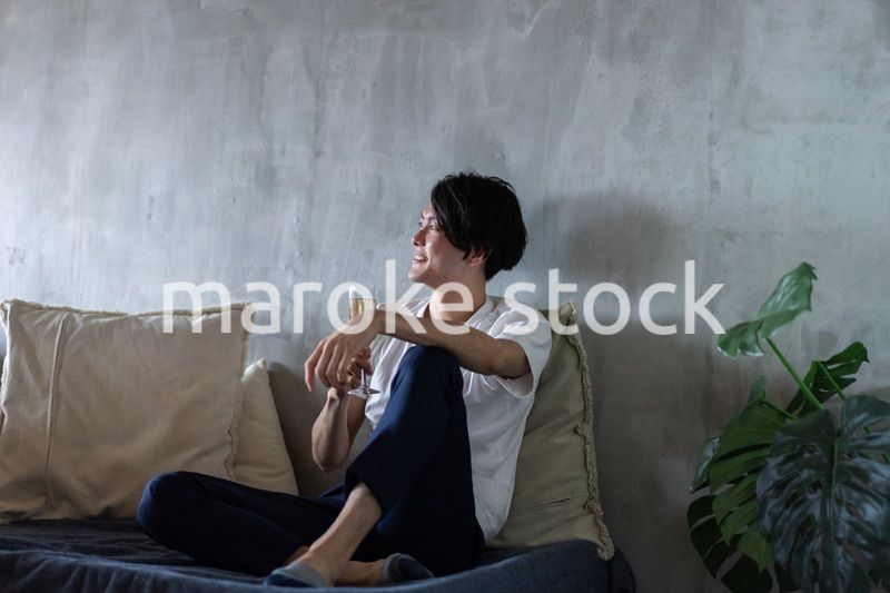 一人で宅飲みをする若い男性