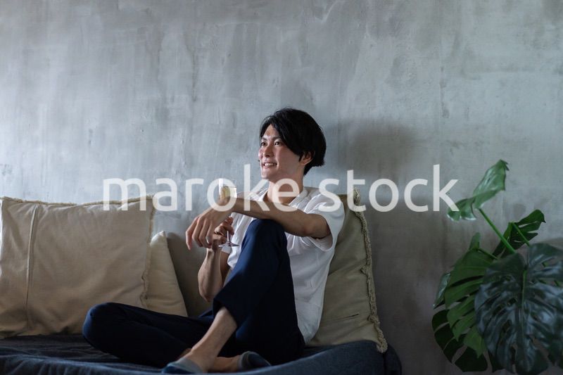 一人で宅飲みをする若い男性