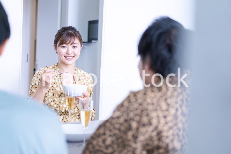 みんなで食事をする若い男女