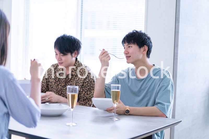 みんなで食事をする若い男女