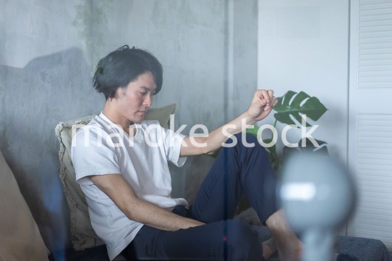 一人暮らしをする若い男性