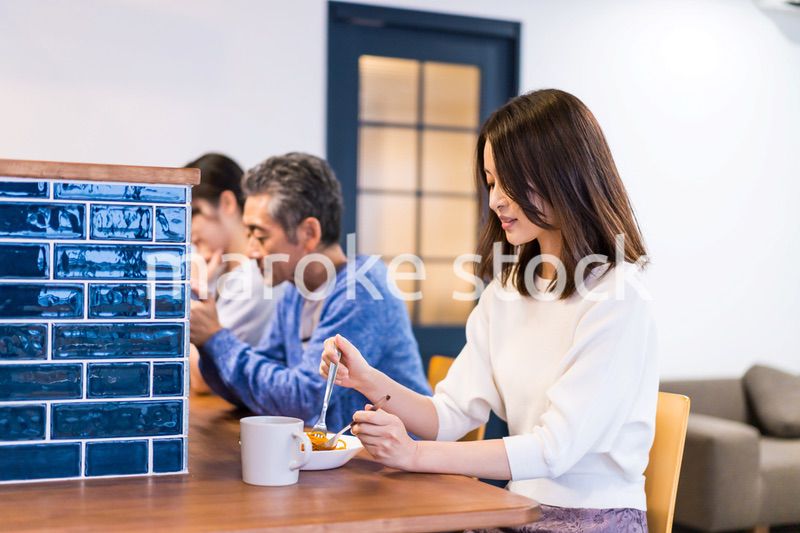 レストランのカウンター席でご飯を食べる人々