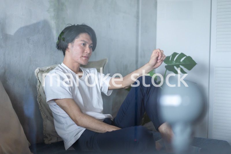一人暮らしをする若い男性