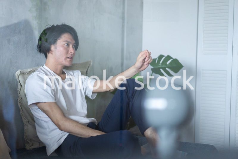 一人暮らしをする若い男性
