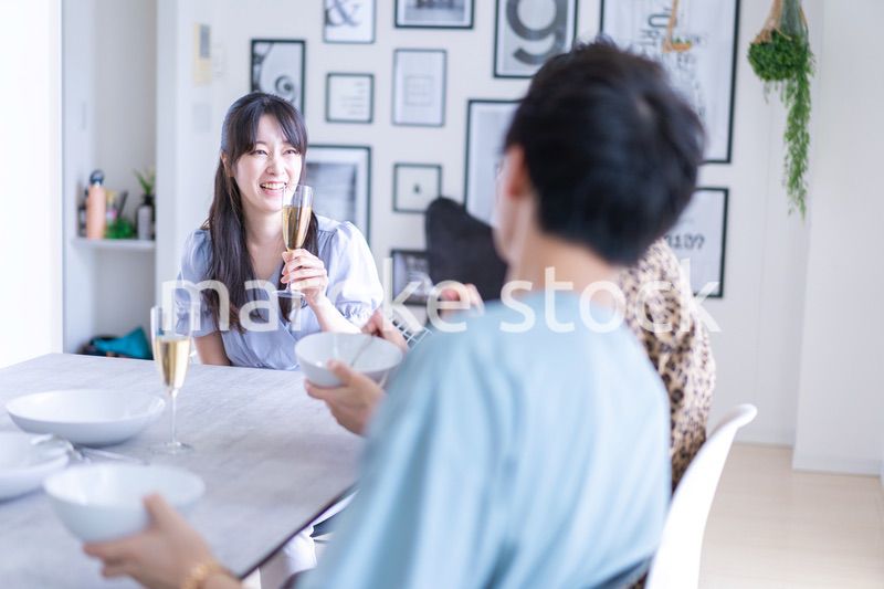 みんなで食事をする若い男女