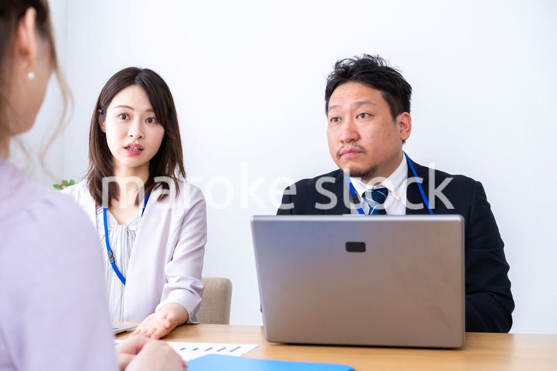 クライアントとのミーティングをするビジネスパーソン