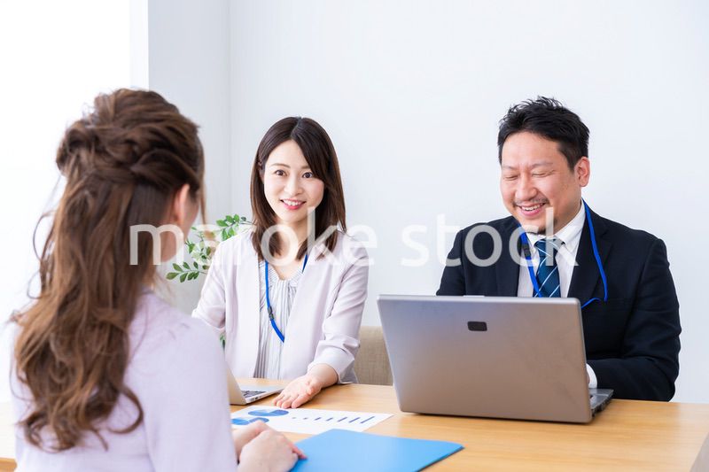 クライアントとのミーティングをするビジネスパーソン