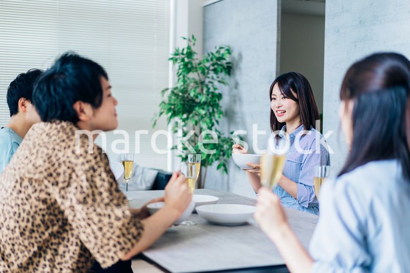 乾杯をする若い男女