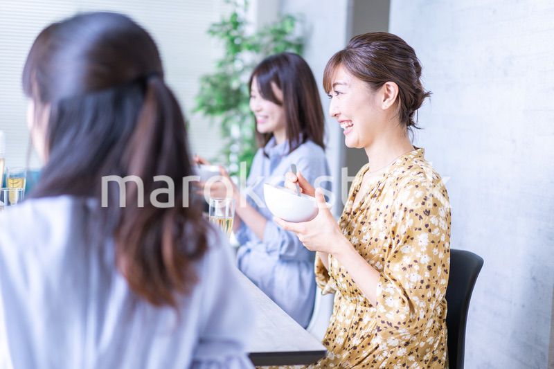 みんなで食事をする若い男女