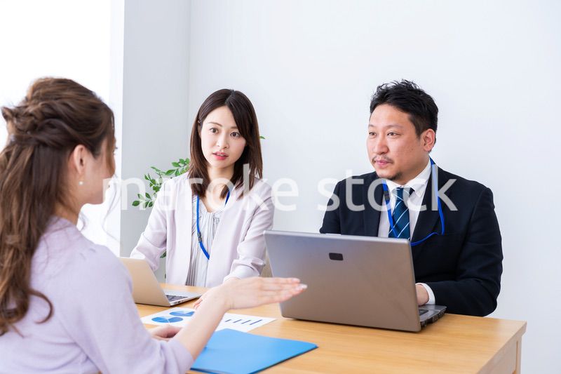 クライアントとのミーティングをするビジネスパーソン