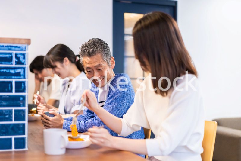 レストランのカウンター席でご飯を食べる人々