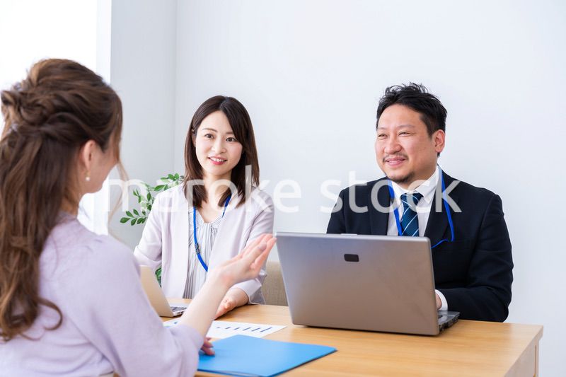 クライアントとのミーティングをするビジネスパーソン