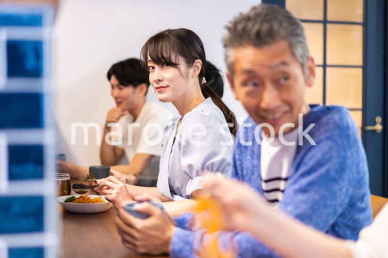 レストランのカウンター席でご飯を食べる人々