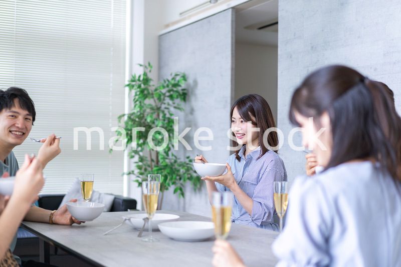 乾杯をする若い男女