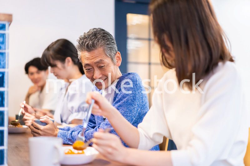 レストランのカウンター席でご飯を食べる人々