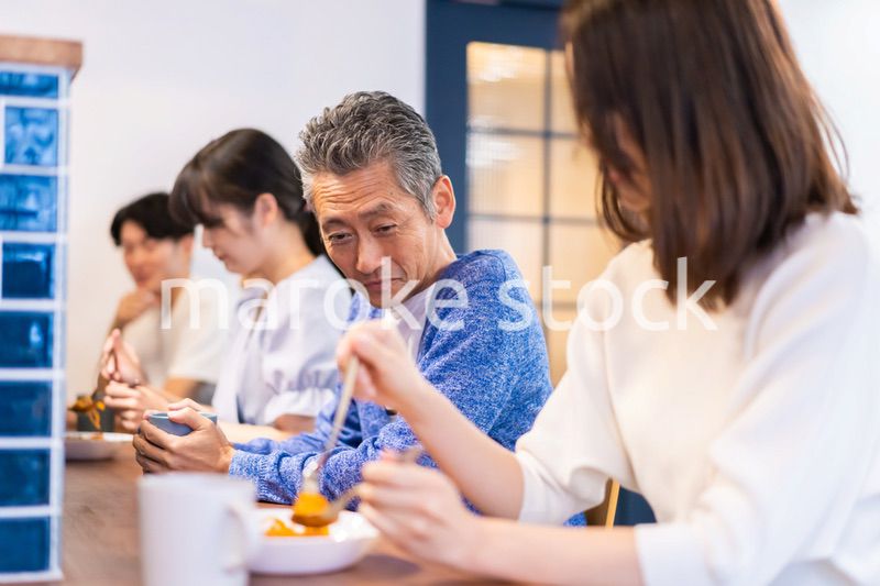 レストランのカウンター席でご飯を食べる人々