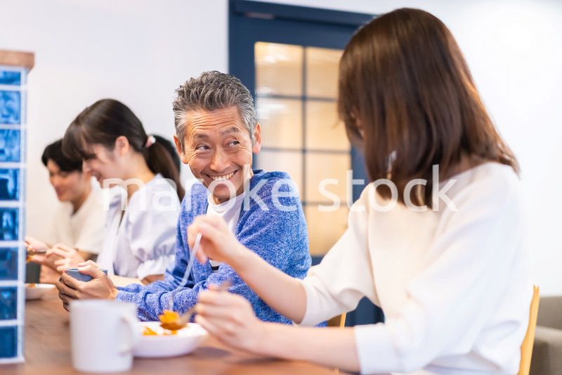 レストランのカウンター席でご飯を食べる人々